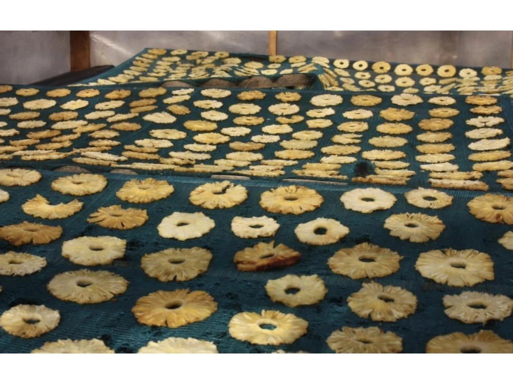 Ananas sušený v Africe